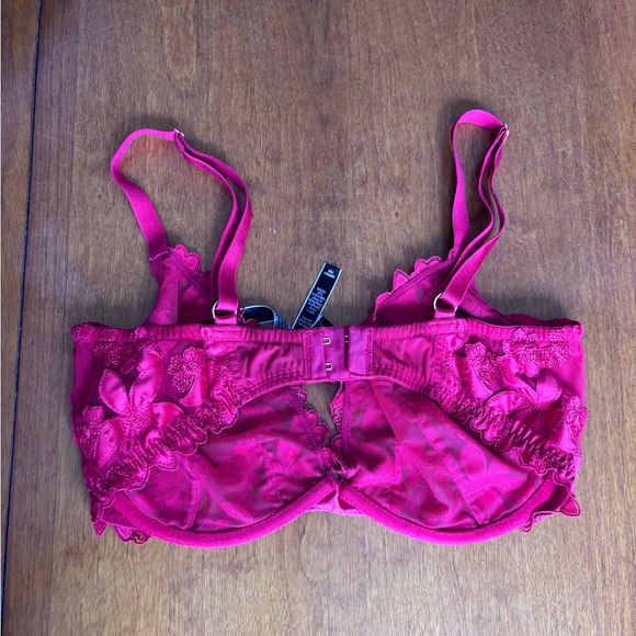 Barely Worn Victoria's Secret Vibrant Red Floral Lace Bra - Picture 2 of 5